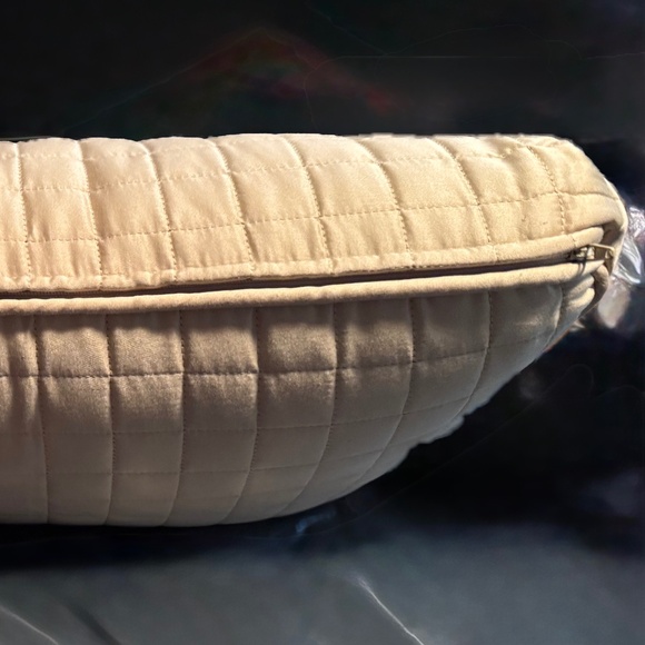 BNWOT rectangle cushion with quilt pattern - Picture 2 of 4